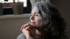 3 erros que vão fazê-lo parecer 10 anos mais velho — como ter um ar jovem depois dos 50?