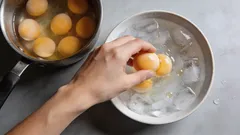 Este hábito estraga tudo: eis por que não deve colocar ovos quentes em água fria