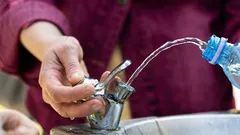 Foi explicado aos turistas um método simples para poupar na compra de água no aeroporto