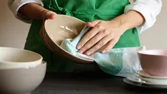 É preciso secar a loiça depois de a lavar: o que acontece se a deixar molhada