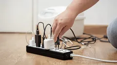 Está a confiar em vão na régua com proteção contra sobretensões — pode já estar «fora de prazo»