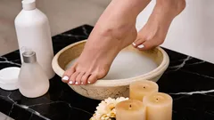 Este truque simples substitui uma pedicure cara: 2 ingredientes da cozinha e 15 minutos