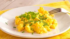 Fazer ovos mexidos perfeitos, como no restaurante, é fácil: aqui ficam 6 segredos