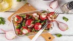 O sucesso da estação: aperitivo «rabanete esmagado» — a receita que deixa toda a gente encantada