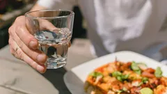 É possível beber água durante as refeições? Nutricionista explica o impacto que tem